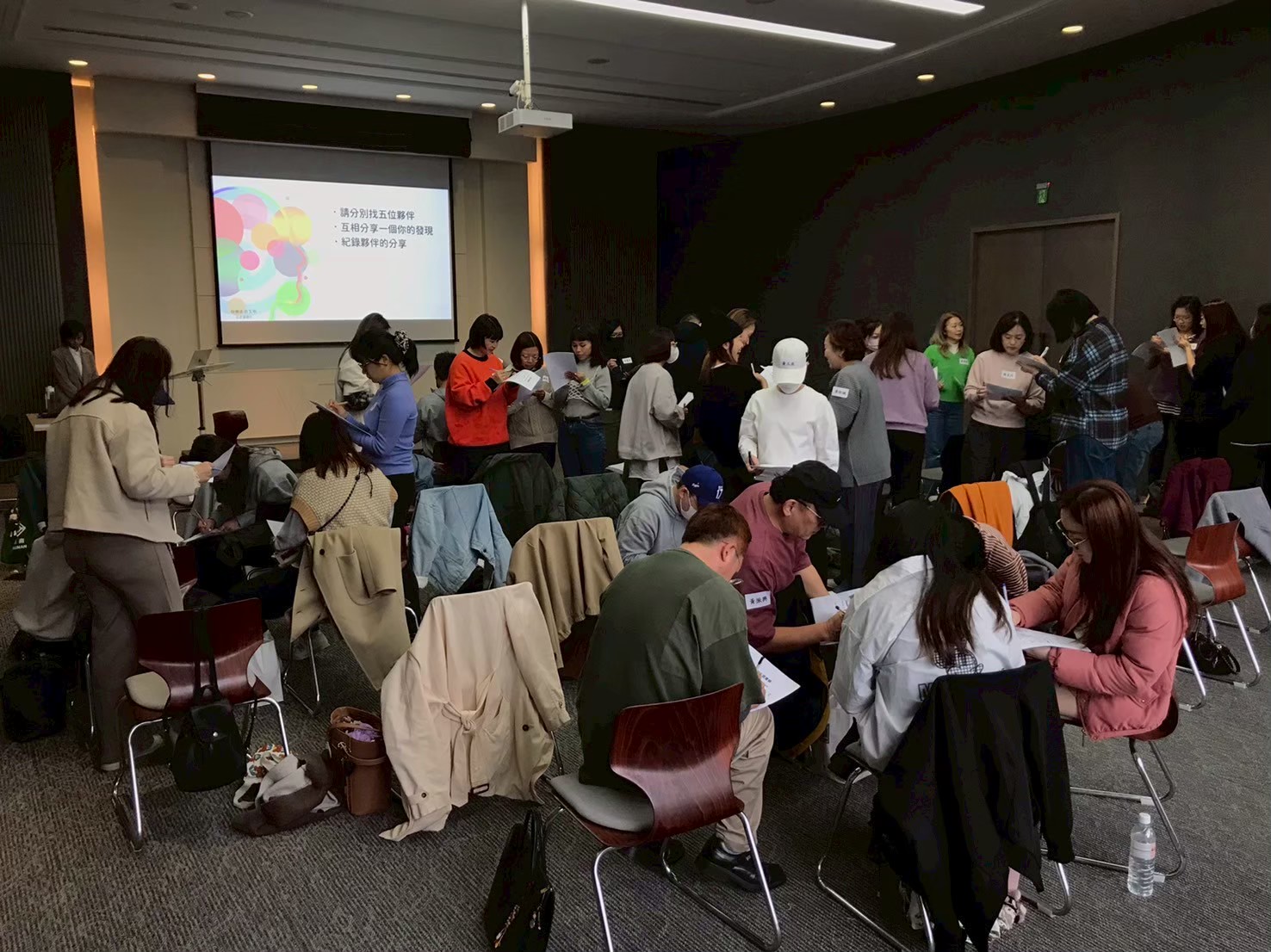 企業訓練現場，學員們分組分享課堂上的五感覺察體驗